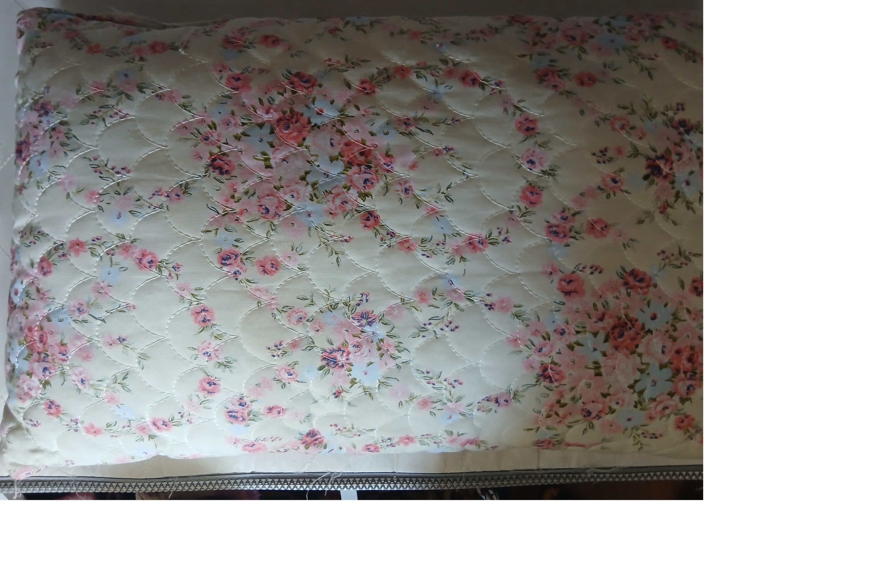 بالش  تکی لایکو،پارچه تترون لایکو دوزی شده،.سایز ۶۵در ۴۲. وزن ۹۵۰ گرم