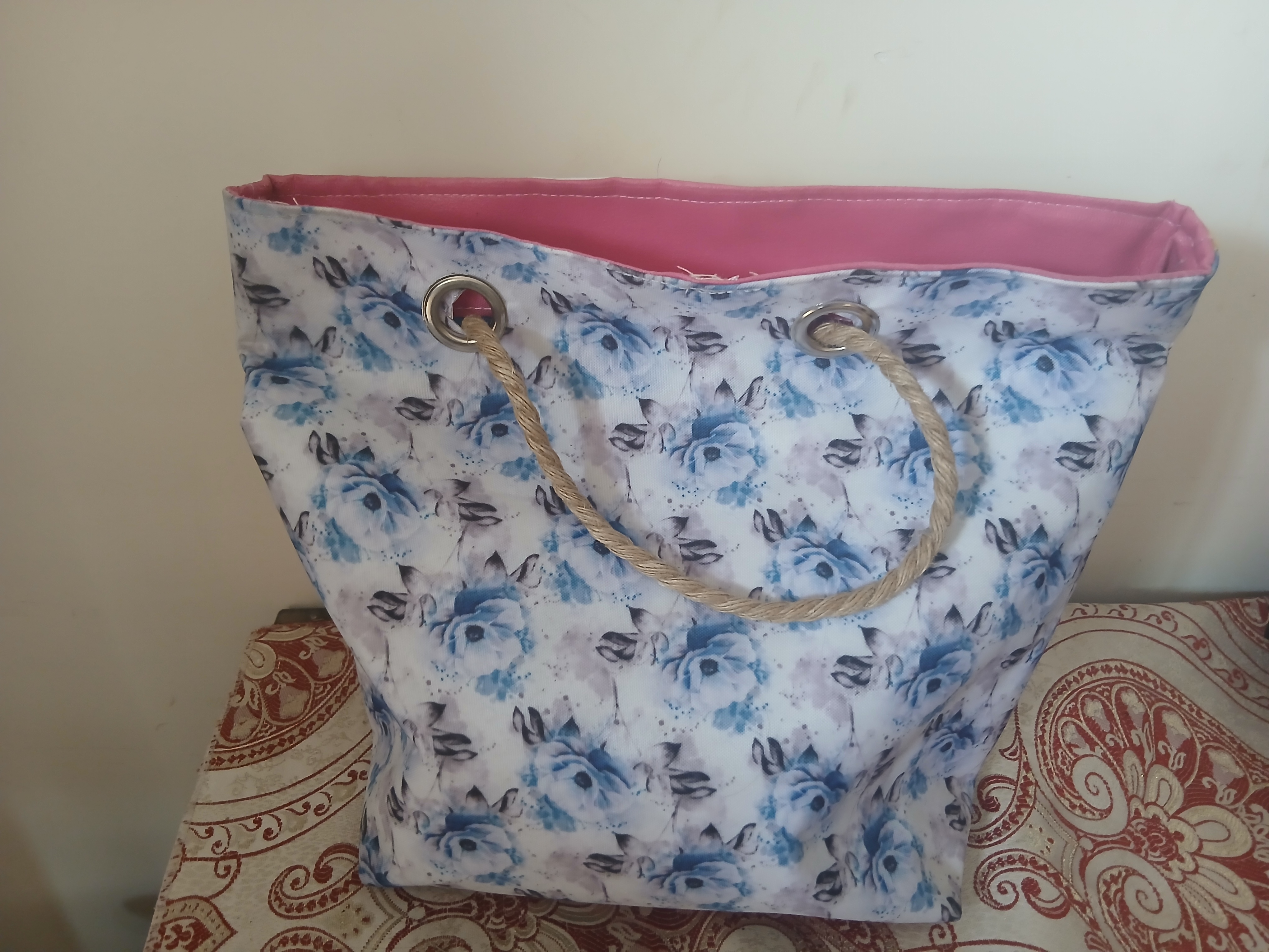 پشت کیف‌طول ۳۰ سانت . عرض ۳۵ سانت