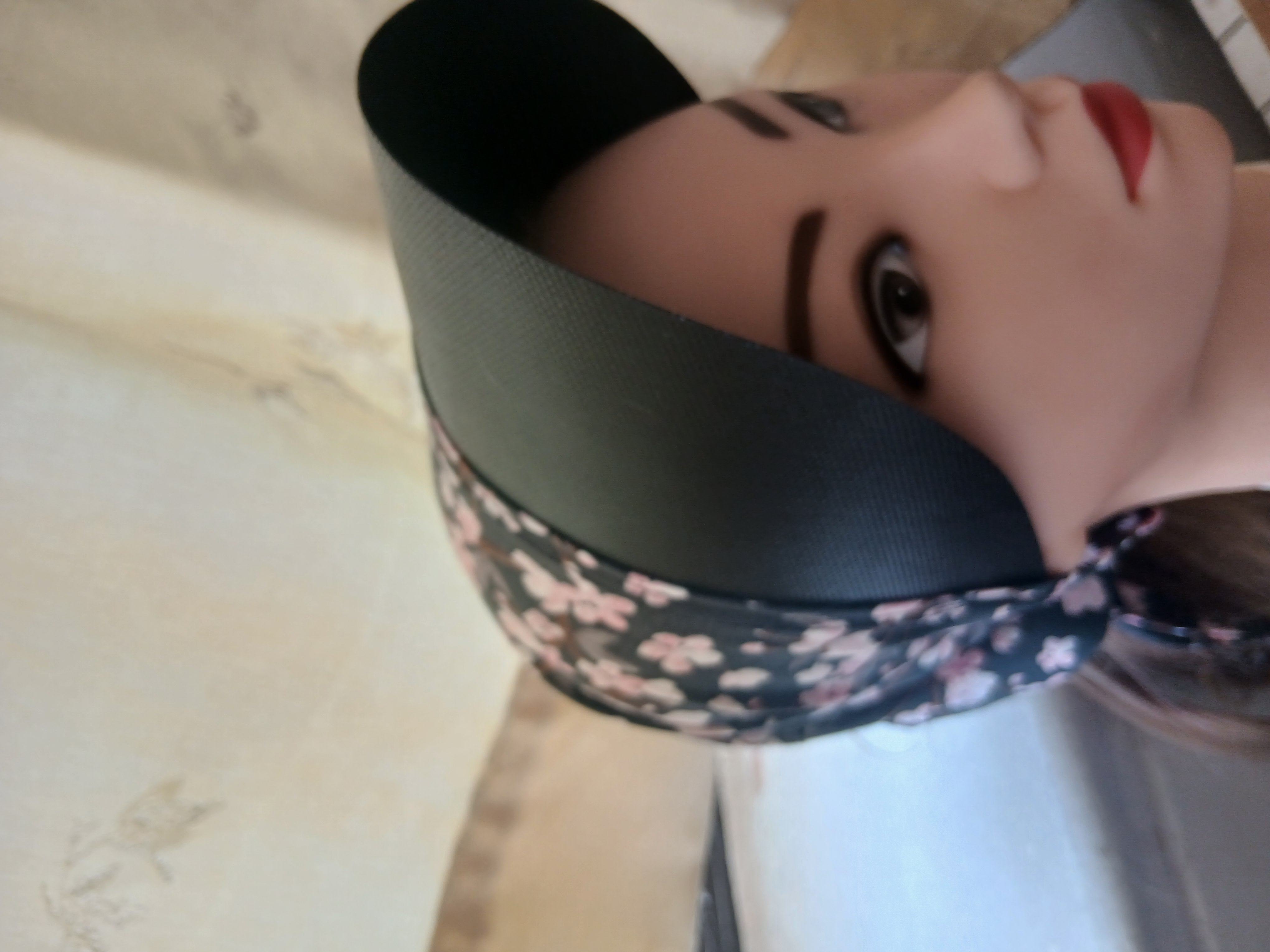 کلاه نخی‌زمینه مشکی گلدار .جنس نخ .