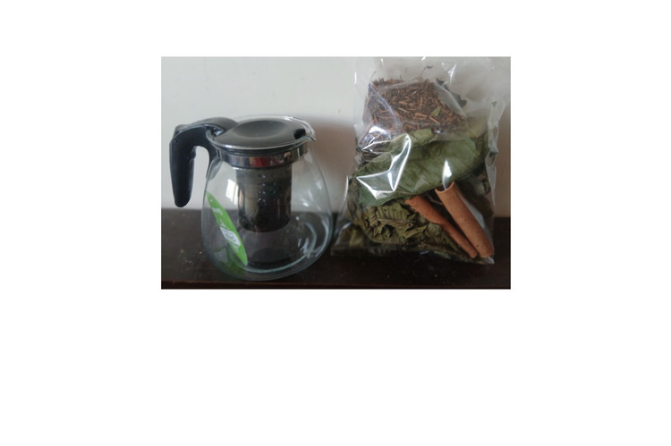 قوری پیرکس صافی دار + 50 گرم پک دمنوش برگ گردو